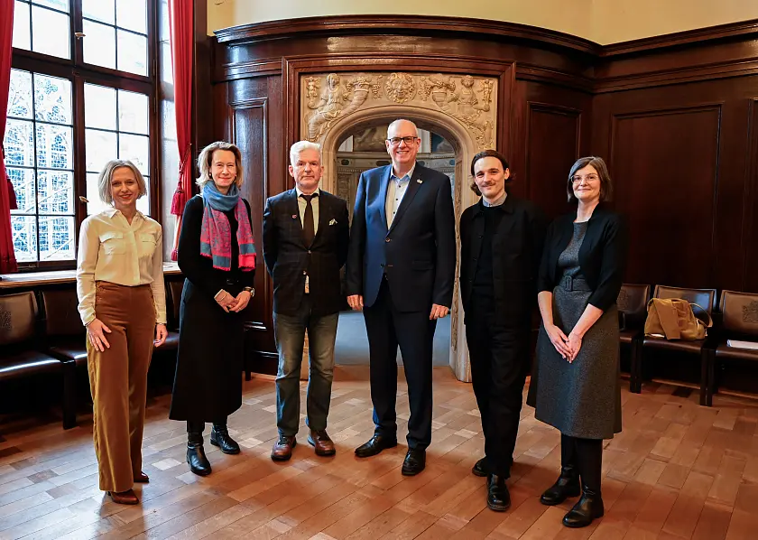 Bremer Literaturpreisverleihung 2026:(v.l.) Wiebke Poromka und Karen Struve, Vorstand der Rudolf-Alexander-Schröder-Stiftung; Hein Strunk, Autor und Preisträger Bremer Literaturpreis 2026; Bürgermeister und Kultursenator Andreas Bovenschulte; Kaleb Erdmann, Autor und Förderpreisträher, Lucia Werder, Vorstand der Rudolf-Alexander-Schröder-Stiftung und Direktorin Bremer Stadtbibliothek.