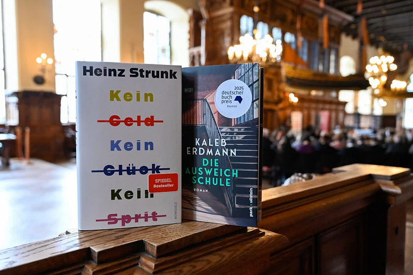 Heinz Strunk erhielt den 72. Bremer Literaturpreis für seinen Erzählband Kein Geld Kein Glück Kein Sprit,  Kaleb Erdmann erhielt den Förderpreis für seinen Roman Ausweichschule.