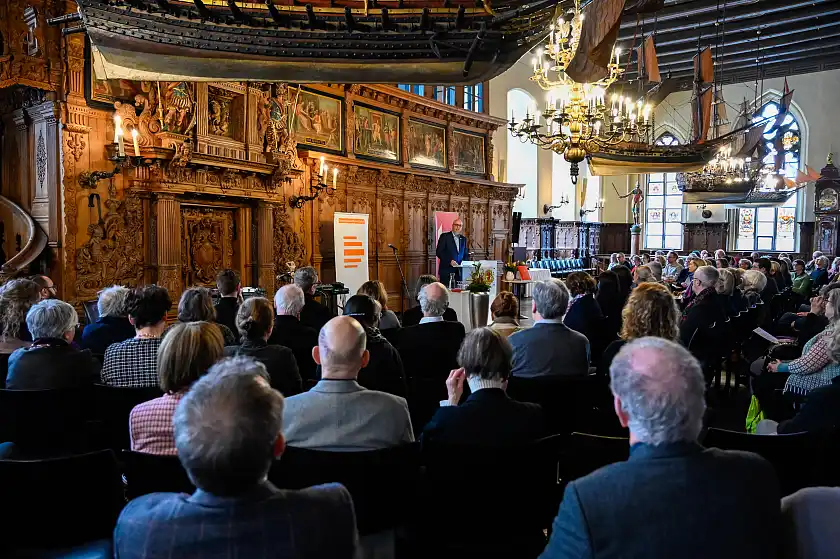 Bürgermeister Andreas Bovenschulte begrüßt die Gäste der 72. Bremer Literaturpreis-Verleihung.