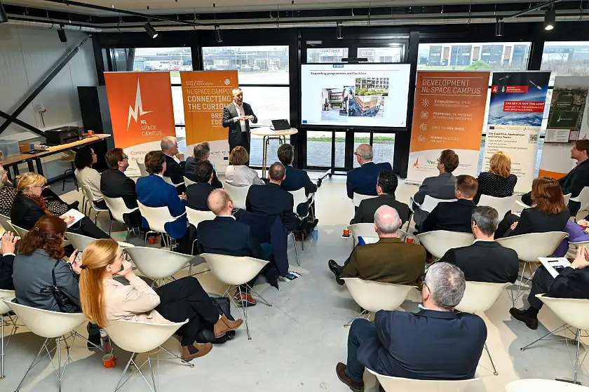 Besuch im NL Space Campus: Er ist das niederländische Tor zum Weltraum und bildet das niederländische Weltraum-Ökosystem. Gemeinsam ermöglichen sie mit ihren Partnern den Wissensaustausch und die Zusammenarbeit über verschiedene Sektoren hinweg.