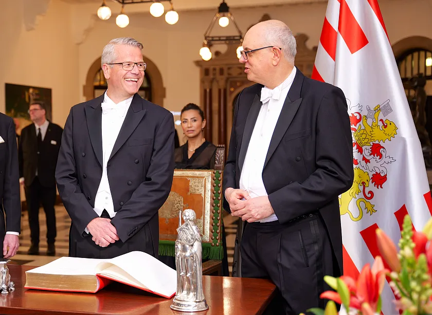Der Ehrengast der 482. Schaffermahlzeit, Vincent Clerc, CEO von A.P. Moller – Mearsk (li.) und Bürgermeister Andreas Bovenschulte nach dem Eintrag in das Goldene Buch.