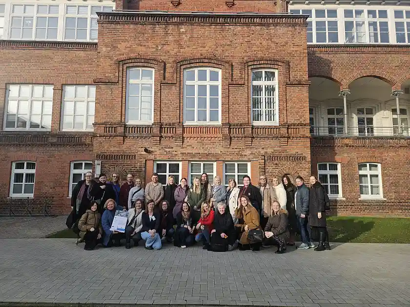 Austausch und Diskussion mit Vertreter:innen des Gesundheitsamts (Programme: kipsy und escape), der Landesvereinigung für Gesundheit und Akademie für Sozialmedizin Niedersachsen Bremen e. V. (Programm: Refaps) und psychNAVi Bremen der ASB Seelische Gesundheit