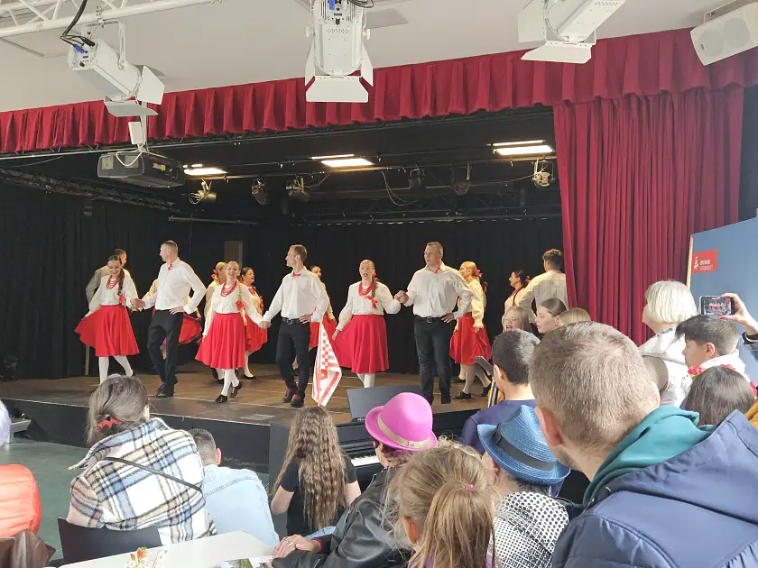 Bühnenprogramm der Tanzgruppe FolkWir in der Kultur-Aula Ellener Hof