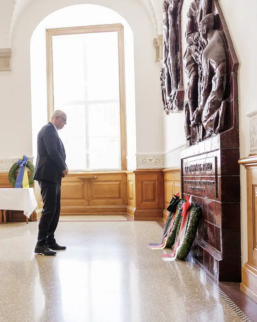 Am dänischen Parlament legte Bundesratspräsident Andreas Bovenschulte einen Kranz zum Gedenken an das Ende der deutschen Besatzung im Zweiten Weltkrieg nieder.