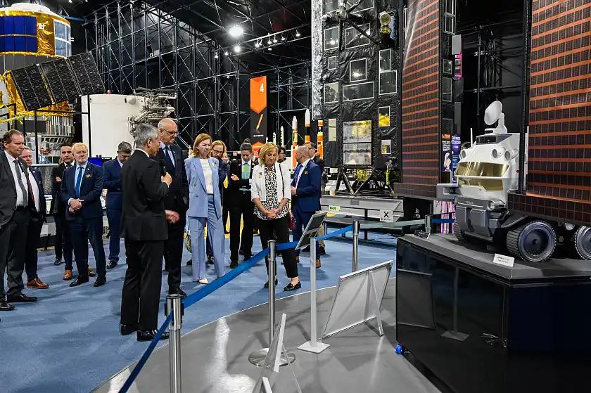 Besuch bei der japanischen Raumfahrtagentur JAXA: Bürgermeister Andreas Bovenschulte (2. v.l) und Botschafterin der Bundesrepublik Deutschland in Japan, Petra Siegmund (3. v.l). im Gespräch mit dem Präsidenten der JAXA, Hiroshi Yamakawa (links).