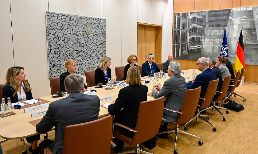 Im Nato-Hauptquartier führte Bundeserratspräsident Andreas Bovenschulte Gespräch mit der stellvertretenden Generalsekretärin des Bündnisses, Radmila Šekerinska (hintere Tischreihe, 3. von rechts).