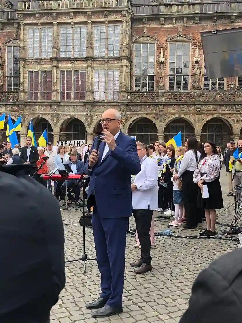 Bürgermeister Andreas Bovenschulte zu Beginn der Feierlichkeiten zum Unabhängigkeitstag auf dem Bremer Marktplatz