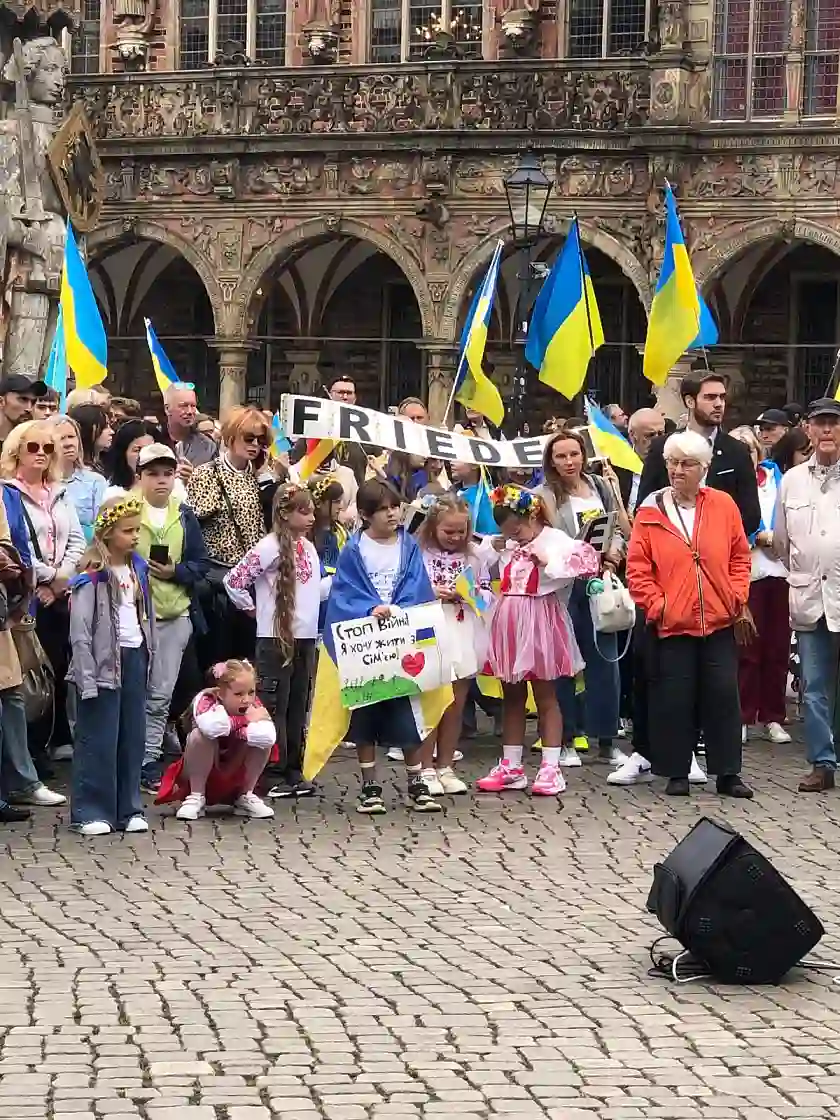 Teilnehmer:innen an den Feierlichkeiten zum Unabhängigkeitstag in Bremen 