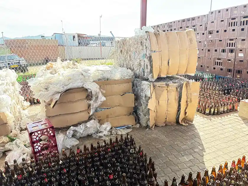 Mülltrennung im Katutura Waste Buyback Centre (Wertstoffhof) in Windhoek 