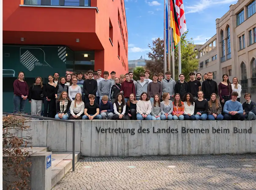 Gruppenbild vor der Landesvertretung Bremen in Berlin
