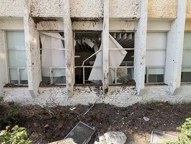 Außenansicht eines beschädigten Bibliotheksraums 