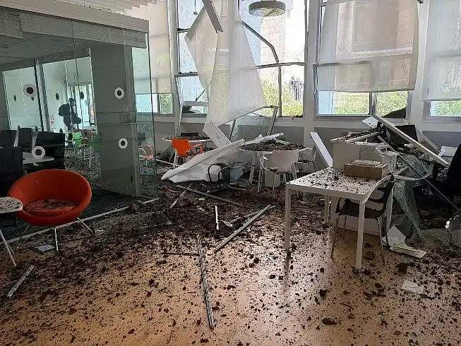 Innenansicht eines beschädigten Bibliotheksraums 