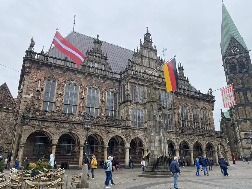 Bremer Rathaus mit Beflaggung