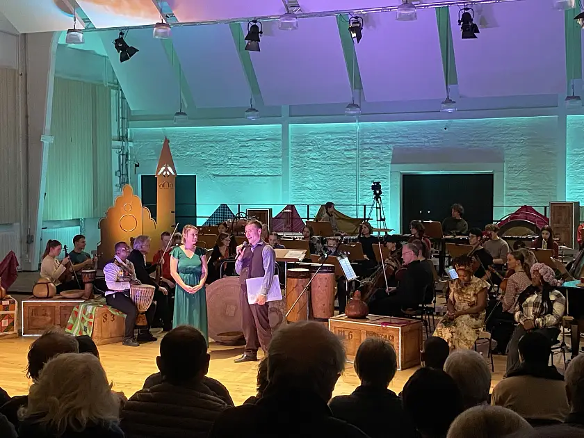 Die künstlerische Leiterin der Momentbühne Kim Mira Meyer und Marco Heise (Dirigent der Bremer Philharmoniker) moderieren den Sound of Windhoek