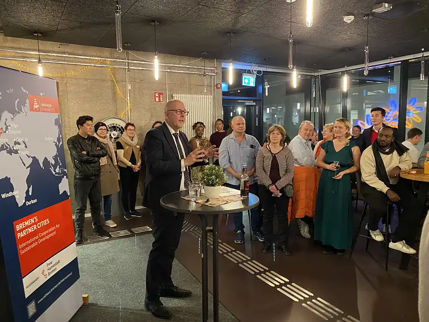 Staatsrat Stührenberg während der Begrüßung in den Räumlichkeiten der Bremer Philharmoniker im Tabakquartier