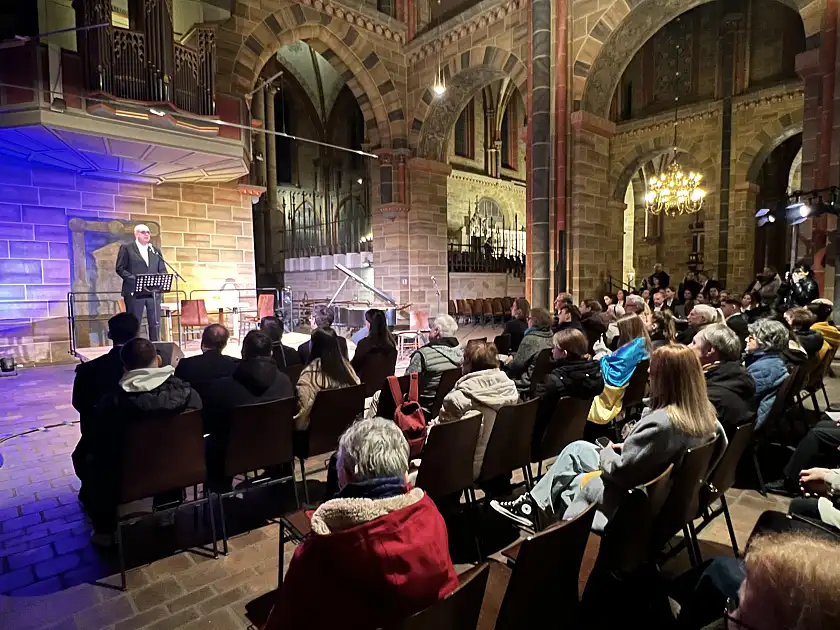 Bürgermeister Dr. Andreas Bovenschulte sprach zu Beginn ein Grußwort des Senats im Bremer Dom.