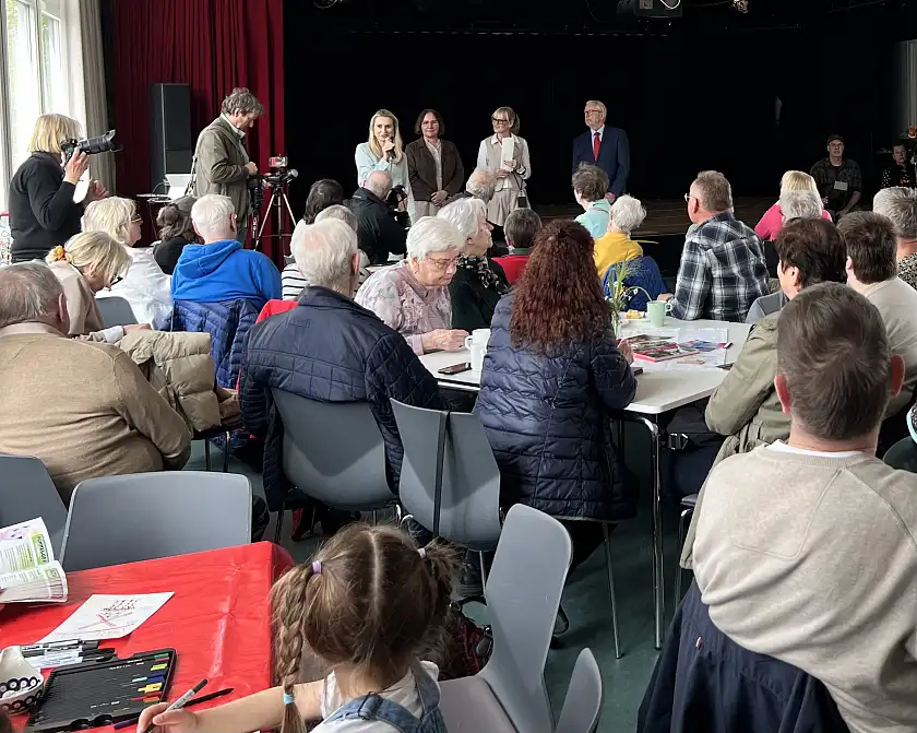 Die DPG-Vorsitzende Kasia Weichert begrüßt gemeinsam mit Konsulin der Republik Polen in Hamburg, Marzena Szczypulkowska-Horvath, Sabine Schöbel (Bremer Heimstiftung/Stadtleben Ellener Hof) und dem Beiratssprecher von Osterholz Wolfgang Haase die Gäste in der Kulturaula Ellener Hof (v.l.n.r.).