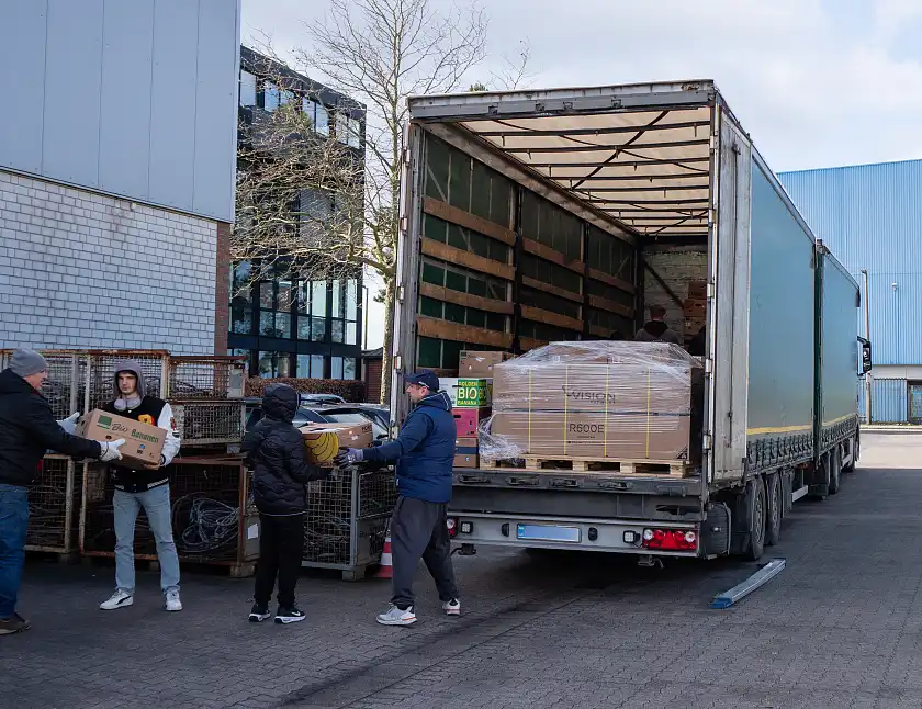 Freiwillige Helfer:innen beladen den LKW mit Fahrtziel Odesa