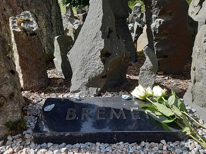 Gedenkstein in Riga. Auf dem Stein steht das Wort Bremen.