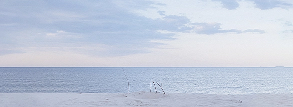 To watch the sea during the day and to listen at night