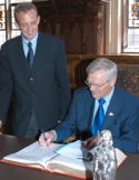 Vizepremier Ringholm trägt sich in das Goldene Buch der Stadt Bremen ein