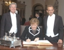 Bürgermeister Jens Böhrnsen (links) und Bürgermeister Thomas Röwekamp hatten die Kanzlerin kurz vor Beginn des fast fünfstündigen Essens im Rathaus im Namen des Senats und aller Bremerinnen und Bremer herzlich willkommen geheißen. „Ich fühle mich sehr geehrt, heute hier im Rathaus als Bundeskanzlerin und beim Schaffermahl als erster weiblicher Ehrengast zu sein“, erwiderte Angela Merkel und fügte verschmitzt hinzu: „Was lange währt, wird endlich gut“. Bezogen auf den Standort Bremen im EADS-Konzern sagte die Bundeskanzlerin erneut die nachdrückliche Unterstützung der Bundesregierung bei der Sicherung von Arbeitsplätzen zu.
