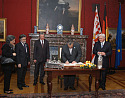 Anstehen zum Eintrag ins Goldene Buch der Stadt im Kaminsaal des Rathauses (links Bürgermeister Jens Böhrnsen und rechts Außenminister Frank-Walter Steinmeier)