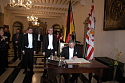 General Wolfgang Schneiderhan beim Eintrag ins Goldene Buch, mit ihm freuen sich der Ministerpräsident von Baden-Württemberg, Günther Oettinger, der Regierende Bürgermeister von Berlin, Klaus Wowereit und Bremens Bürgermeister Jens Böhrnsen (von links)