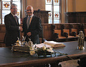 Freundlicher Händedruck: Bürgermeister Böhrnsen und Botschafter Ben-Zeev in der Oberen Rathaushalle nach dem Eintrag in das Goldene Buch. Rechts auf dem Tisch steht eine Nachbildung des Roland aus dem Bestand des Ratssilbers.