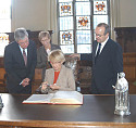 EU-Kommissarin Danuta Hübner trägt sich im Beisein von Bürgermeister Böhrnsen, Sozialsenatorin Ingelore Rosenkötter und Wirtschaftssenator Ralf Nagel (v.l.n.r.) in der Oberen Rathaushalle in das Goldene Buch der Hansestadt ein.