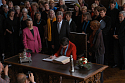 Karin Welck, Präsidentin des Kirchentages trägt sich in das Goldene Buch der Stadt ein, links im Bild Brigitte Boehme, Präsidentin des Kirchenausschusses der BEK