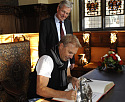Kevin Costner beim Eintrag in das Goldene Buch Bremens in der Oberen Rathaushalle