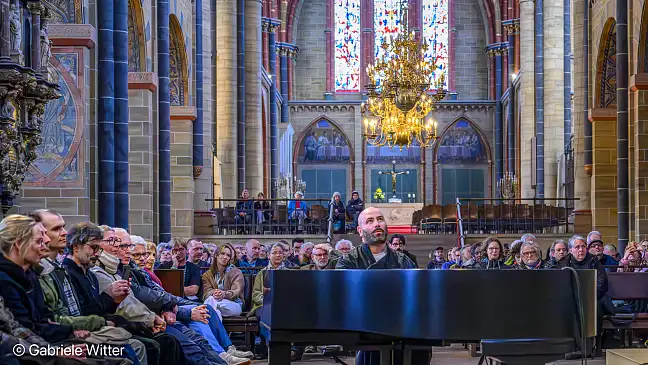 Ein kraftvolles ukrainisch-schwedisches Klavier-Schlagzeug-Duo trat im St-Petri Dom auf. 
