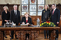 Bundeskanzlerin Angela Merkel beim Eintrag in das Goldene Buch mit Bundespräsident Christian Wulff (re.), dessen Ehefrau Bettina Wulff (2.v.re.) sowie Bürgermeister Jens Böhrnsen (2.v.li.) mit seiner Lebensgefährtin Birgit Rüst (li.).