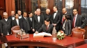Der obligatorische Eintrag ins Goldene Buch aller geladenen Diplomaten aus dem asiatisch-pazifischen Raum. Erstmals mit dabei: der Botschafter der Union Myanmar, U Tin Win (hier beim Eintrag) 