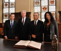 Eintrag in das Goldene Buch der Freien Hansestadt Bremen. Bürgermeister Jens Böhrnsen mit Oberbürgermeister Aziz Kocaoglu (2. v. r.), Generalkonsul Tunca Özçuhadar (links) und Honorarkonsulin Yasemin Vierkötter