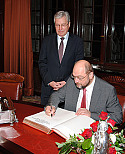 Präsidenten des Europäischen Parlamentes, Martin Schulz, trägt sich in das Goldene Buch ein.