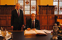 Beim Eintrag ins Goldene Buch in der Oberen Rathaushalle: Der israelische Botschafter Jakov Hadas-Handelsmann und Bürgermeister Jens Böhrnsen