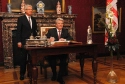 Bundespräsident Joachim Gauck beim Eintrag in das Goldene Buch der Freien Hansestadt Bremen