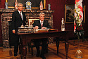 Bundespräsident Joachim Gauck beim Eintrag in das Goldene Buch der Freien Hansestadt Bremen