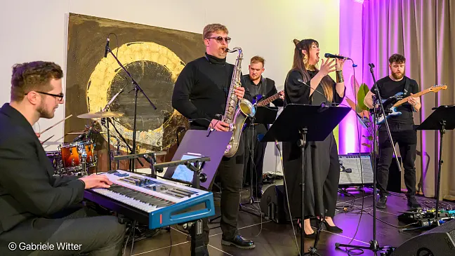 Auftritt des lettischen Saxophonisten Artūrs Sebris und der Sängerin Santa Šillere