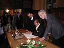 Senatorin Hilde Adolf empfängt den UNICEF-Botschafter Roger Moore im Namen des Senats im Bremer Rathaus; mit im Bild Reinhard Schlagintweit, Vorsitzender von UNICEF-Deutschland (Mitte).