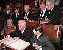 Als Ehrengäste begrüßten Bürgermeister Dr. Henning Scherf, Dr. Dieter Klink und Jürgen Roggemann von der Wilhelm Kaisen Bürgerhilfe Bundeskanzler a.D. Helmut Schmidt und Ehefrau Loki sowie Frau Ilse Kaisen, die Tochter des Namensgebers. (hier bei der Eintragung ins Goldene Buch)