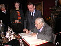 Beim Eintrag ins Goldene Buch der Bürgermeister Hartmut Perschau und Sir Peter Ustinov
