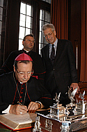 Erzbischof Dr. Giovanni Lajolo trägt sich in das Goldene Buch ein