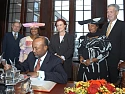 Der namibische Minister für Nachrichten und Medien, Nangolo Mbumba (sitzend), Heidemarie Wieczorek-Zeul, Bundesministerin für Entwicklungszusammenarbeit (hi. Mitte) und Botschafter Dr. Hans-Joachim Vergau beim Eintrag ins Goldene Buch.