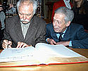 Janosch (links) malt sich zur Freude von Bürgermeister Henning Scherf in das Goldene Buch der Stadt ein 