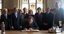 Bundespräsident Horst Köhler beim Eintrag in das Goldene Buch der Stadt, umgeben (v.l.) von Willi Lemke (Senator für Bildung und Wissenschaft), Thomas Röwekamp (Senator für Inneres und Sport), Staatsrätin Kerstin Kießler (Bremens Bevollmächtigte beim Bund), Jörg Schulz (Bremerhavens Oberbürgermeister), Karin Röpke (Senatorin für Arbeit, Frauen, Gesundheit,Jugend und Soziales), Ulrich Nußbaum (Senator für Finanzen), Jens Eckhoff (Senator für Bau, Umwelt und Verkehr), Bürgermeister Henning Scherf (Präsident des Senats der Freien Hansestadt Bremen) [ Foto: Melanie Heisterkamp, Senatspressestelle].