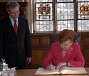 Dr. Vaia Vike-Freiberga trägt sich im Beisein von Bürgermeister Jens Böhrnsen in das Goldene Buch der Stadt ein.