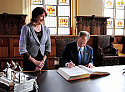 Beim Eintrag in das Goldene Buch der Stadt: Botschafter John B. Emerson und Bürgermeisterin Karoline Linnert